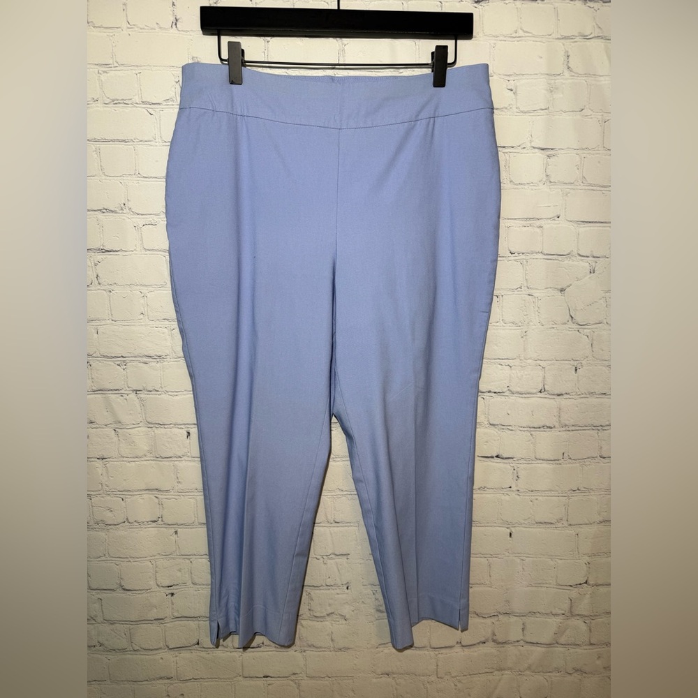 Chico’s size 2~large baby blue So Slimming pull on crop pants